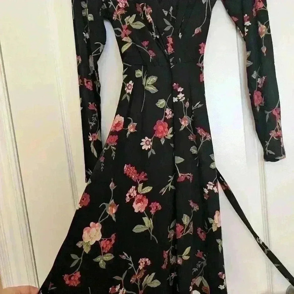 Reitmans size Xs dark  floral red flower wrap dress - Picture 5 of 9